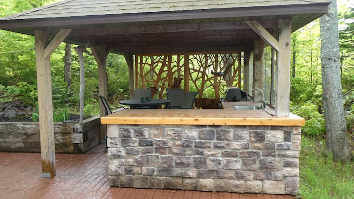 Covered outdoor kitchen and bar
